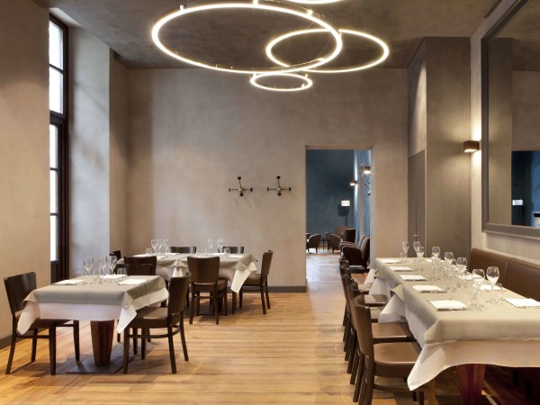 <span>Carlina Restaurant & Bar</span><i>→</i>