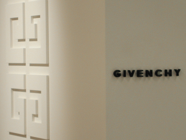 <span>Stand Givenchy – Pitti Uomo</span><i>→</i>