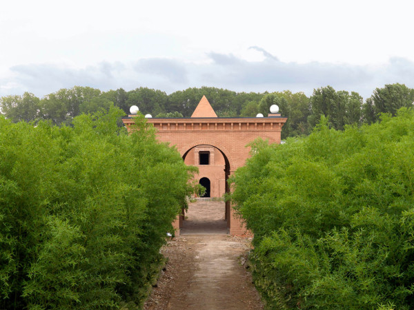 <span>The Labyrinth of Franco Maria Ricci</span><i>→</i>
